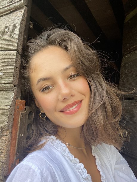 Saoirse Alicia Behzadi_ nude actress pic