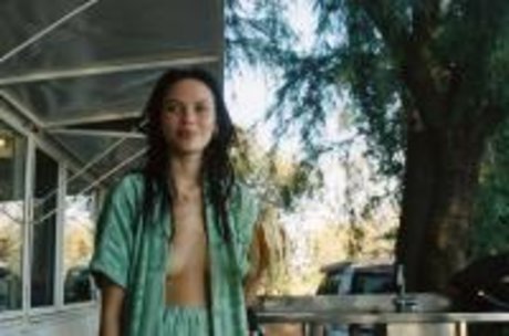 Naomi Stevens_ star top images