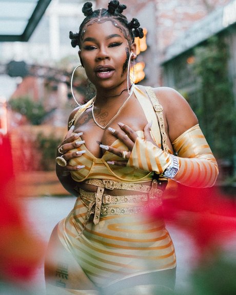 Sukihana_ model porn image