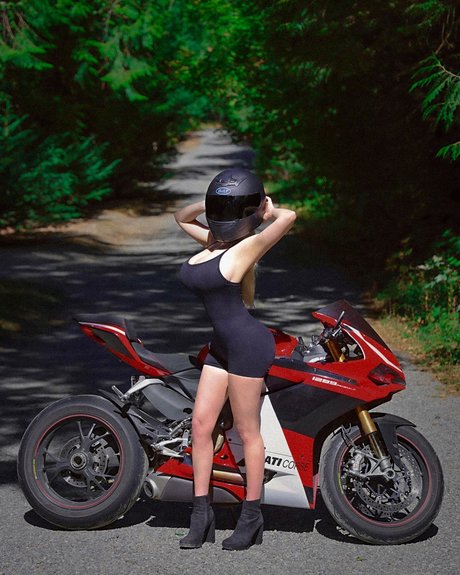 Brooke Michelle hot pornstar pic