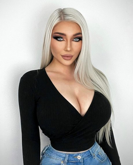 Brooke Michelle sexy actress picture