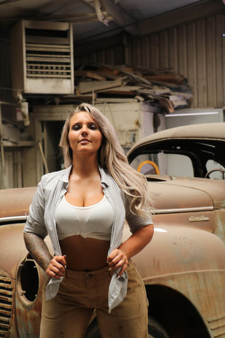 Chloe Yonker nude model photo