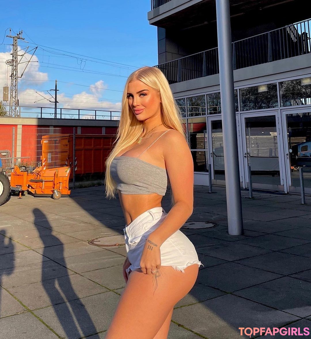 Edda Elisa model hot pics