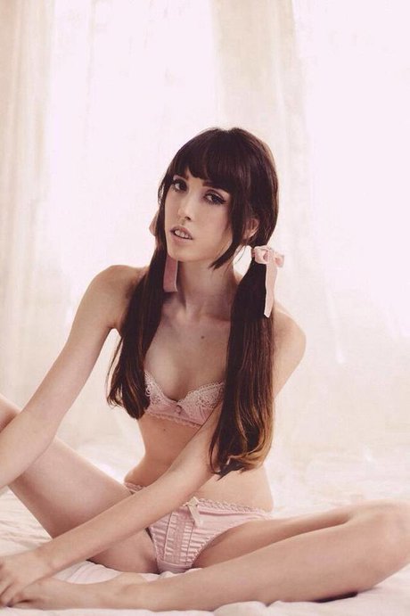 _Zoe Flood beautiful model images