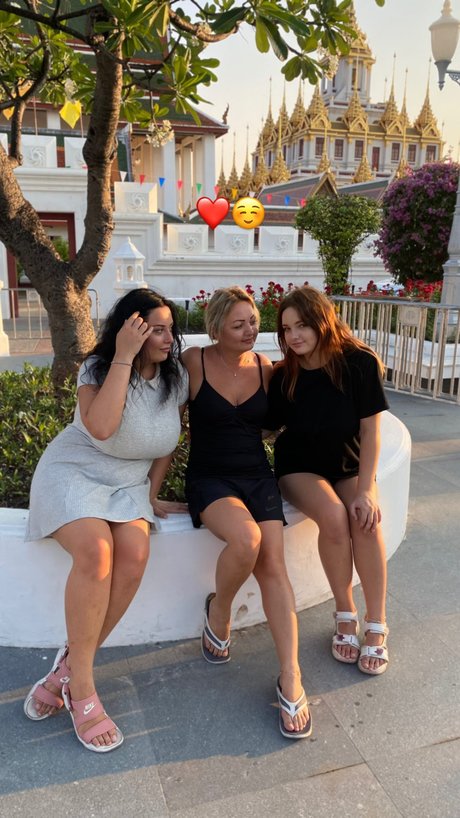 _Caroline Moore_ hot model picture