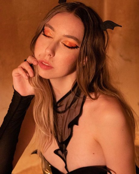 Ella Mooncake pornstar naked img