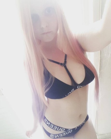 Invaderdd Dee Mente model pretty image