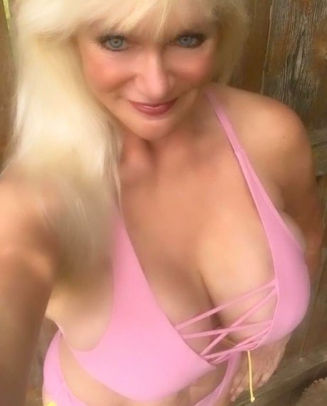 babe brunette onlyfans sexy nude images