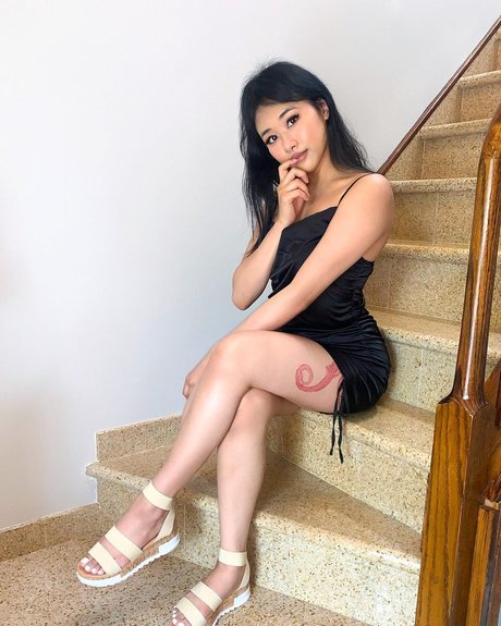 Trcy ngyn model adult pic