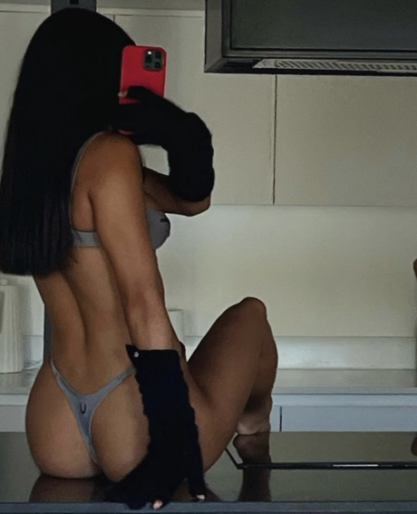 Chloe Scantlebury exclusive model picture