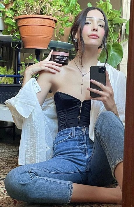 Zion Moreno hot actress pic