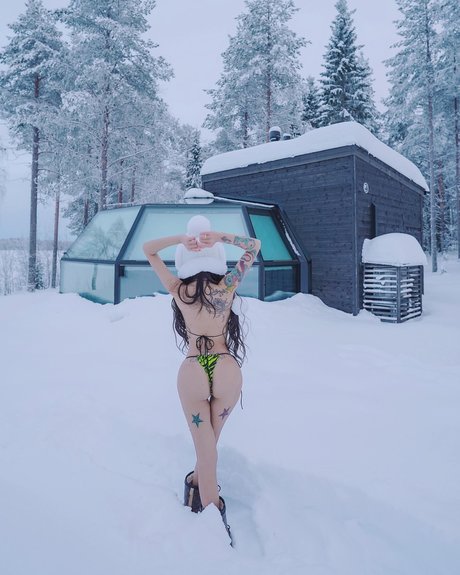 Leng Yein sexy model pics