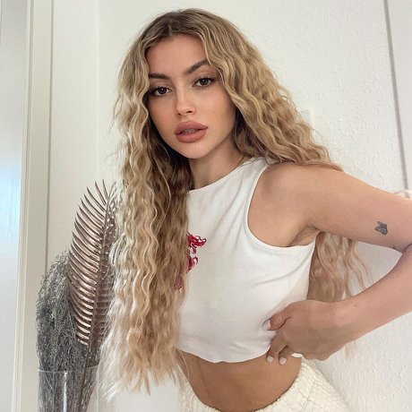 Linabmn model perfect pic