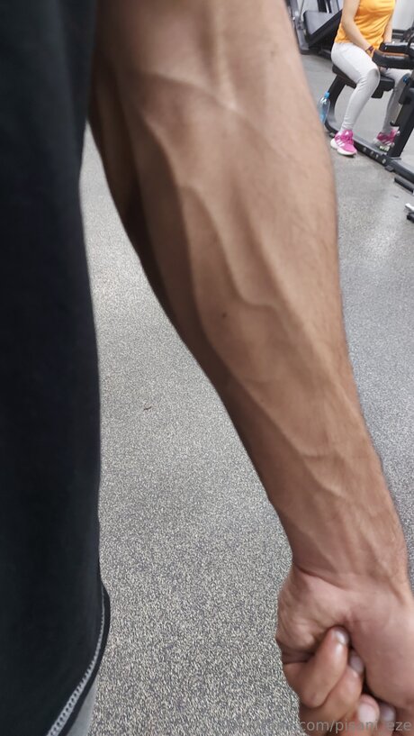 Big Eze23 model naked image