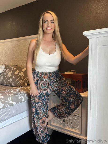 Hxllytv model pornographic pic