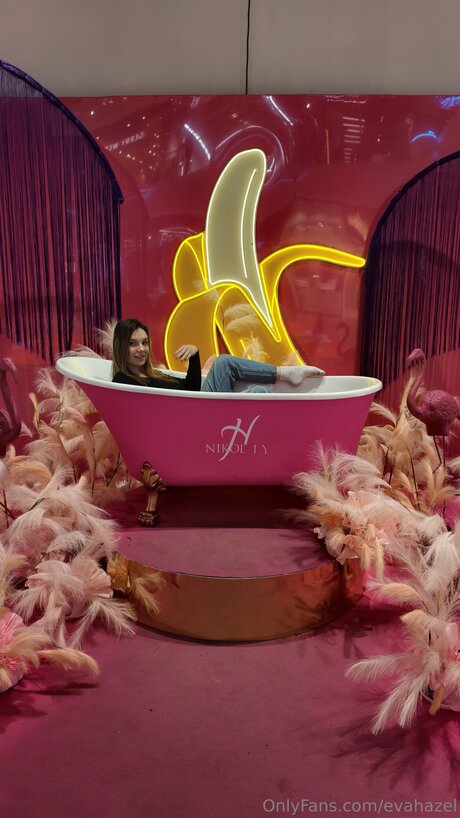 18 year old onlyfans free photo