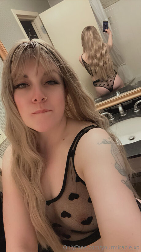 Yourmiracle Xo pornstar nude pics