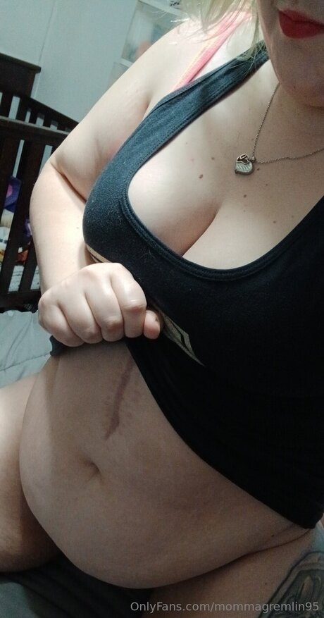 Mommagremlin95 art star picture