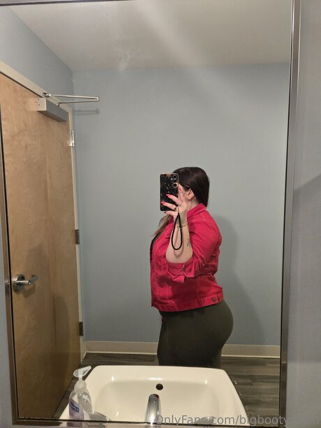 Bigbootymum star exclusive photos