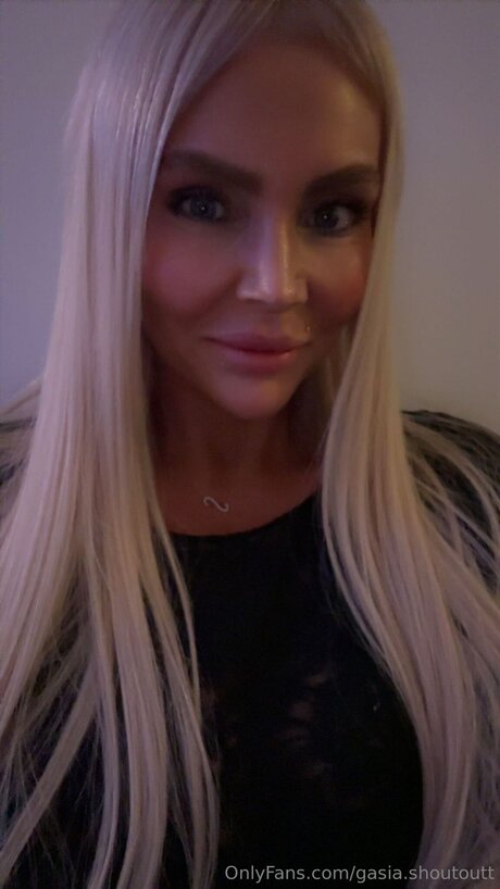 Gasia Shoutoutt model nice image