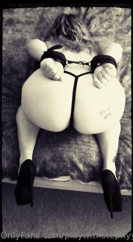 Frankyy B erotic actress pic