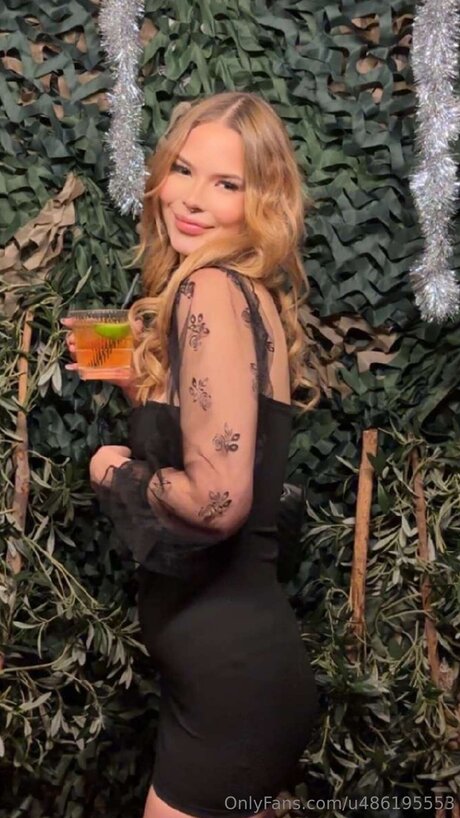 Moollyyx adult model img