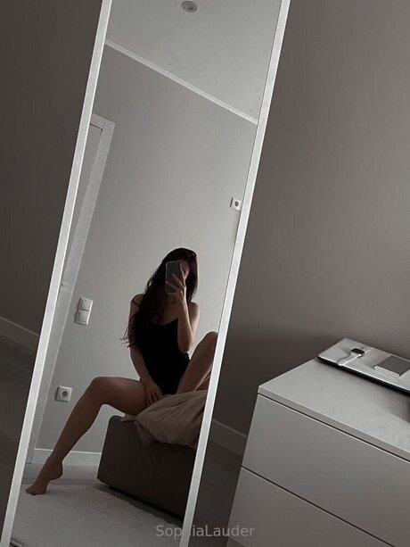 Sophia Es exclusive actress images