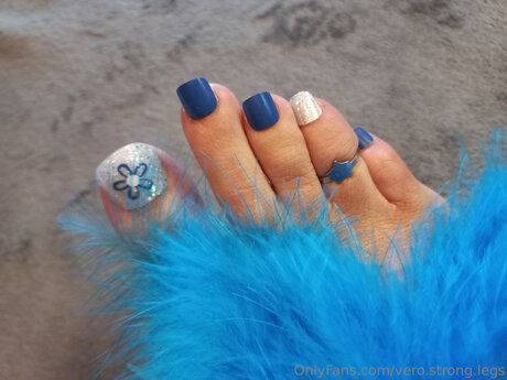 Vero Strong Legs art actress galleries