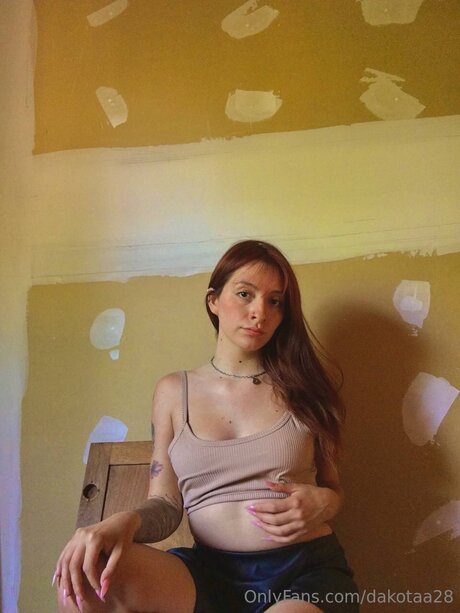 Dakotaa28 hot actress img