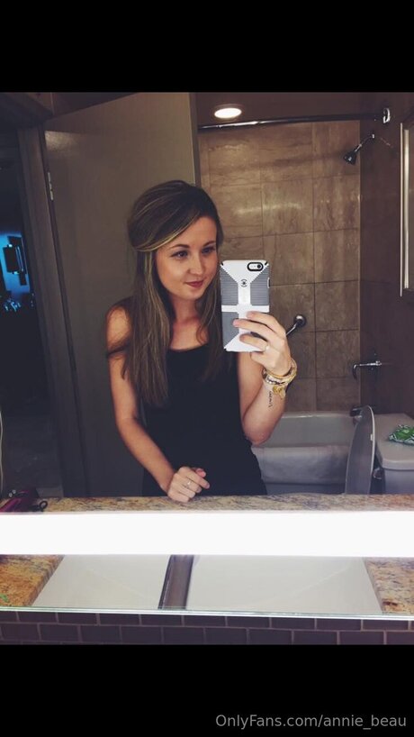 Annie Beau art model picture