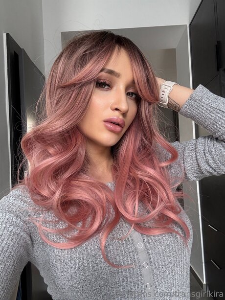 Transgirlkira erotic model pic