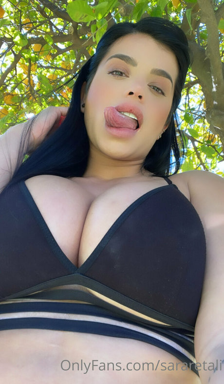 sararetali model nude image