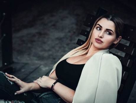 Nicole Andrievich sexy actress img