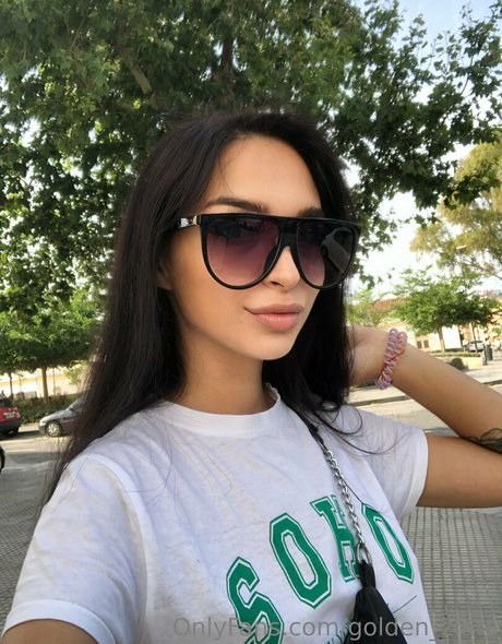 golden zlata model naked photo