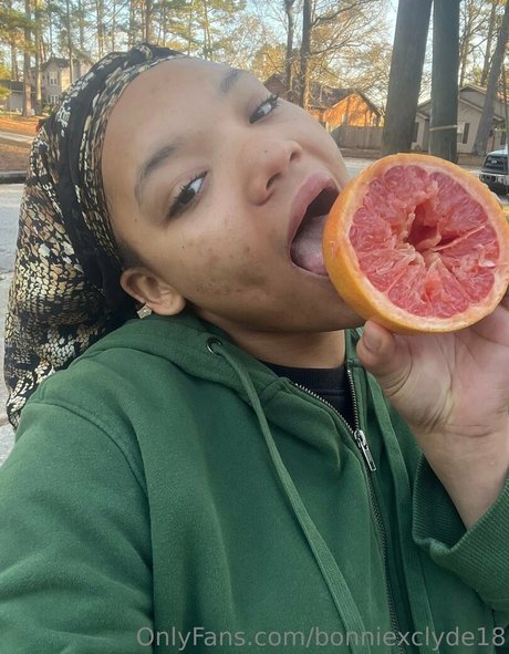 bonniexclyde18 nude star picture