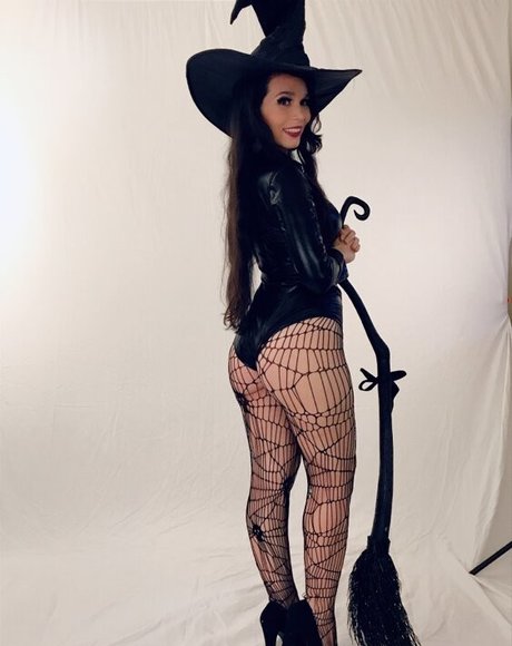 Caroangulito Cosplayer model perfect img