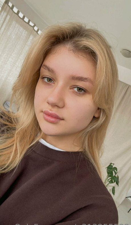 pervokursnica model adult picture