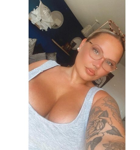 Roxanne Collacott nude model pics