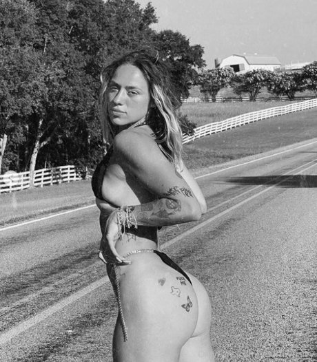 yourfavhaley exclusive model img