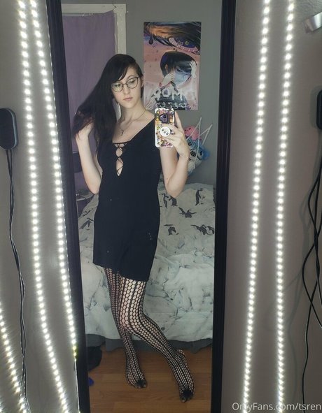 gothravemom pretty model img