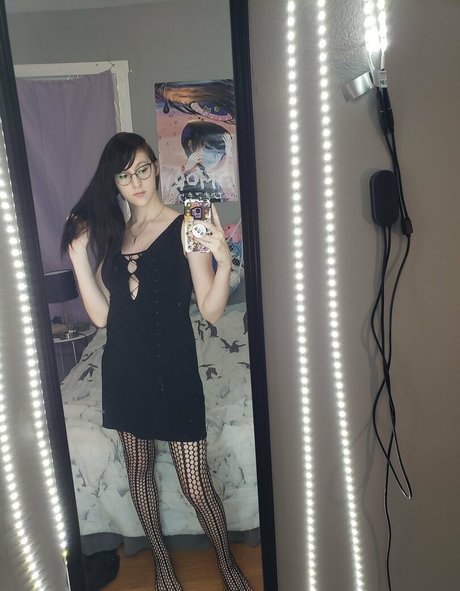 gothravemom pornstar beautiful image