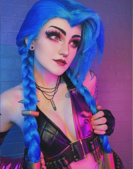 Nonbinate adult star pic