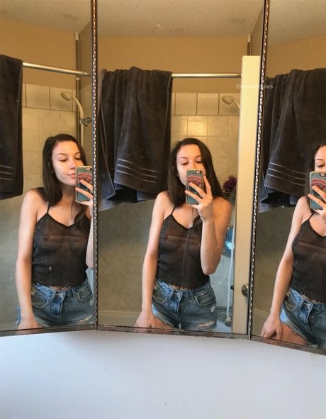 RadiantJules naked model pictures