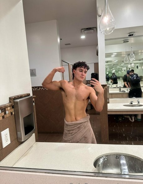 gayvro nude star image