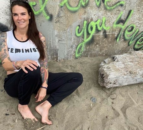 Amy Dumas sexy model img