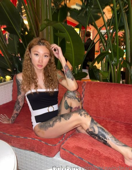 Strawisdead model exclusive picture