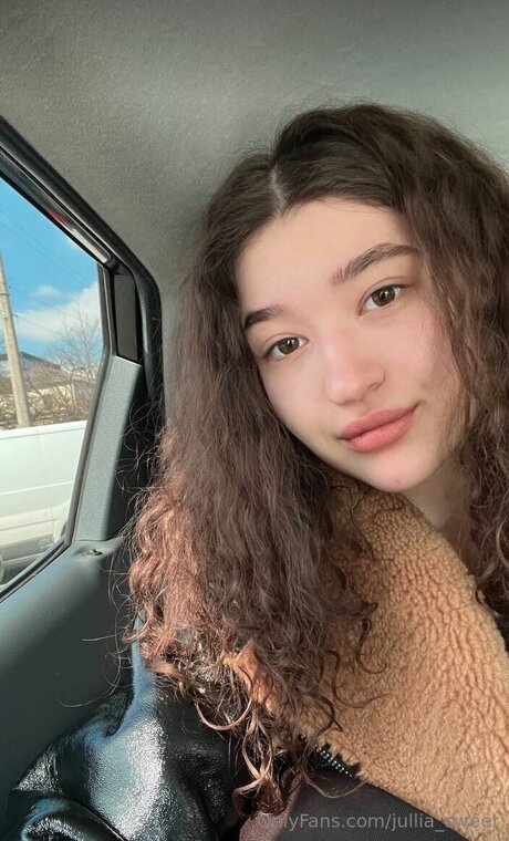 Jullia Sweet naked model pic