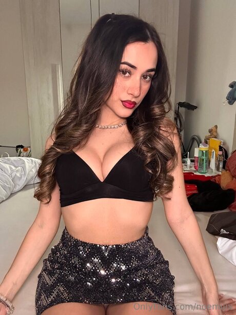 Noemijix nude model picture