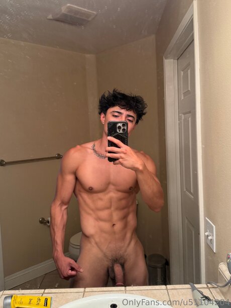 U51104204 star porn photo