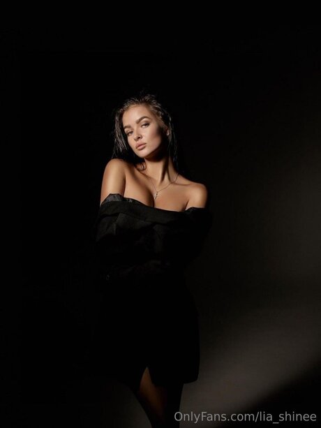 Shine Lia beautiful model image